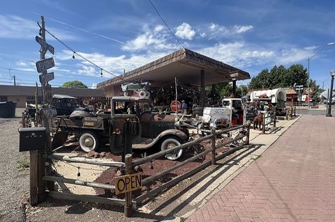 Entlang der Route 66  finden sich historische Autos