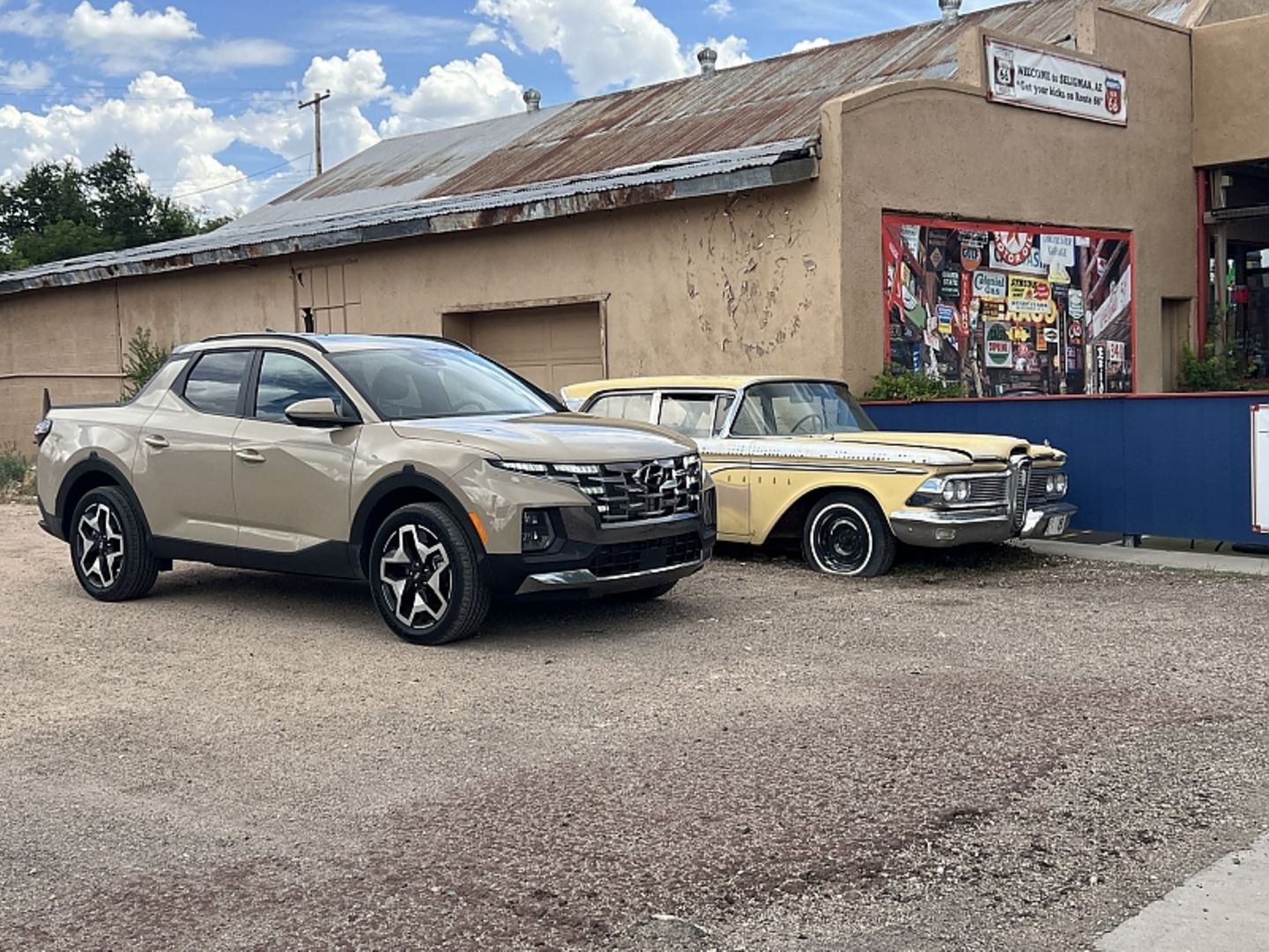 Zwei Generationen: Der Hyundai Santa Cruz und ein Ford Edsel