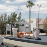 Die Abdeckung kann auch als Brotzeitplatte genutzt werden