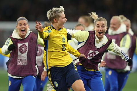 Die Schwedinnen feiern – sie haben das überlegene Frauenteam der USA aus der Fußball-WM gekickt