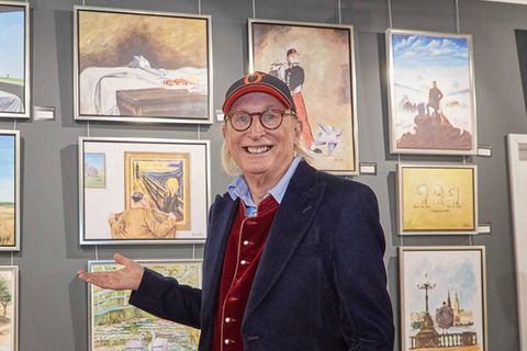 Kunst: Otto Waalkes vor seinen Bildern bei einer Aussstellungseröffnung in Hamburg 2022