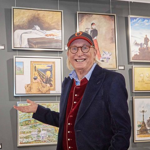 Kunst: Otto Waalkes vor seinen Bildern bei einer Aussstellungseröffnung in Hamburg 2022