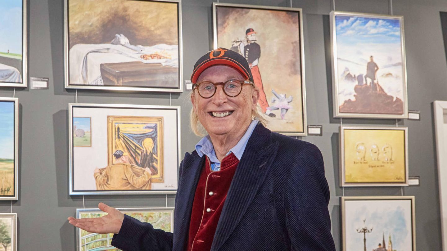 Kunst: Otto Waalkes vor seinen Bildern bei einer Aussstellungseröffnung in Hamburg 2022
