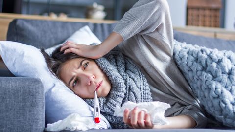 Mit Corona-Symptomen im Bett