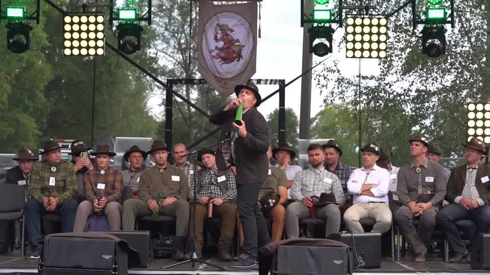 Video: Hirschrufer geben alles: Wer röhrt am besten?