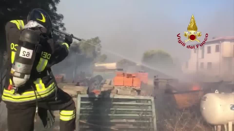 Video: Urlaubsinsel Sardinien: Feuerwehr kämpft weiter gegen Waldbrände