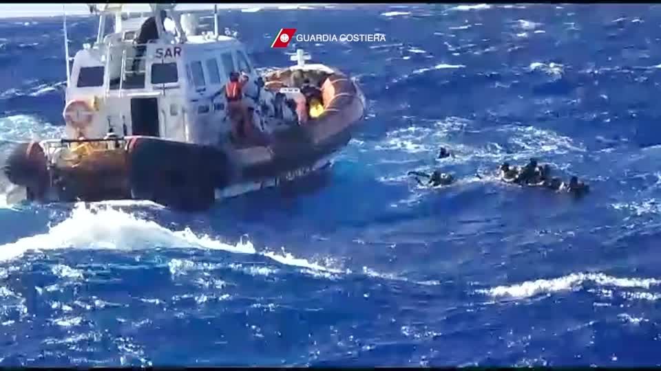 Video: Noch rund 30 Vermisste nach Untergang von Flüchtlings-Booten