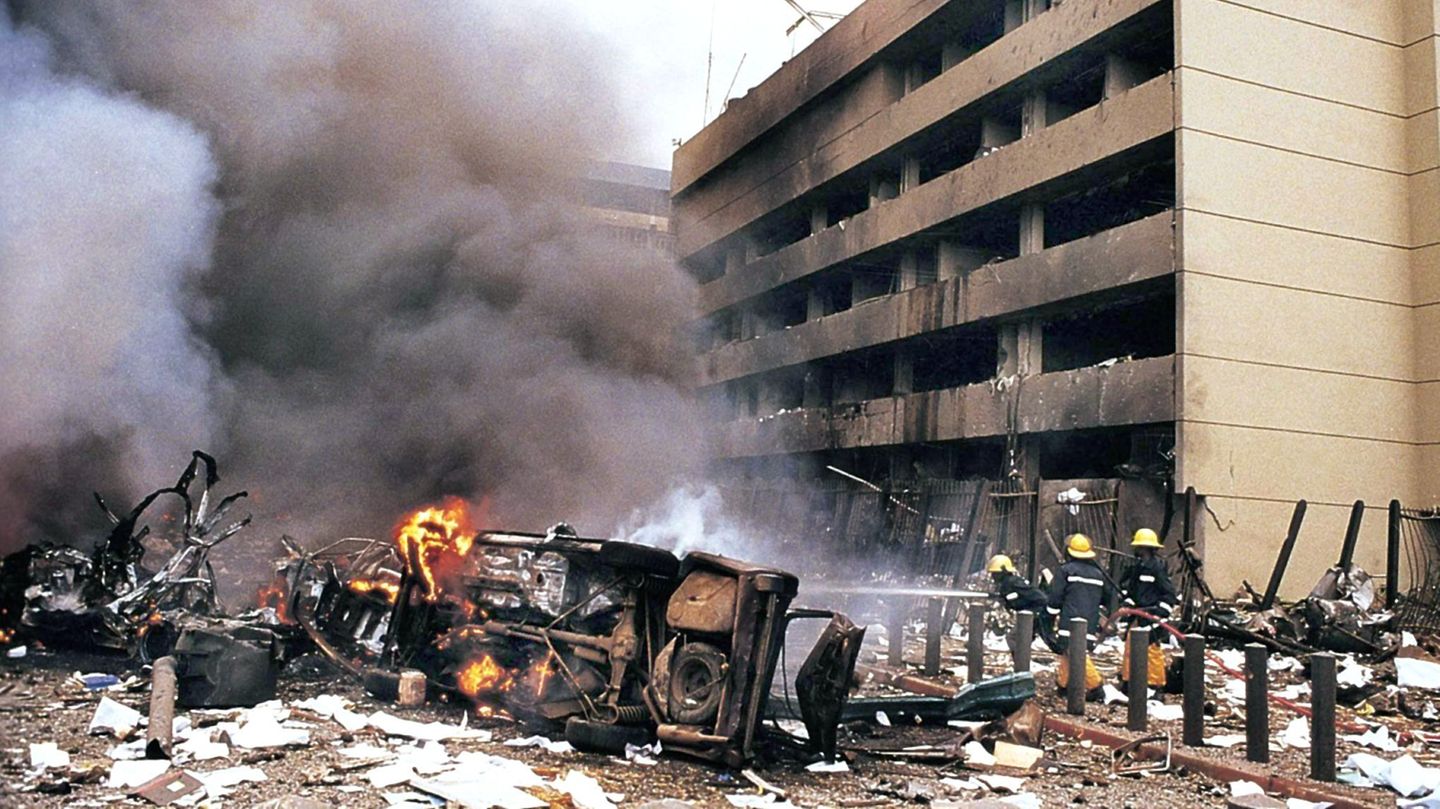 7. August 1998: 224 Menschen sterben bei Anschlägen auf US-Botschaften in Nairobi und Daressalam  Es ist das erste Attentat, das Osama bin Laden zugeschrieben wird: Am Vormittag des 7. August 1998 fährt ein mit Sprengstoff beladener Kleinlaster zur US-Botschaft im Zentrum der kenianischen Hauptstadt Nairobi. Vor dem Eingangstor wird die Bombe gezündet. Die Explosion reist die komplette Fassade der Botschaft auf und zerstört ein benachbartes Bankgebäude. 213 Menschen fallen dem Anschlag zum Opfer.  Fast zur gleichen Zeit wird das Botschaftsgebäude der USA in Daressalam, der Hauptstadt von Tansania, Ziel eines Bombenanschlags. Dabei sterben elf Menschen. Insgesamt werden bei den beiden Attentaten mehr als 4500 Menschen verletzt, die meisten in Nairobi.  Die anschließenden Ermittlungen ergeben: Die Anschläge wurden vom bis dahin unbekannten Terrornetzwerk al Kaida unter Führung von Osama bin Laden begannen. Am 20. August 1998 antwortet US-Präsident Bill Clinton mit Vergeltungsschlägen und zerstört mutmaßliche Lager islamistischer Terroristen in Afghanistan und eine Chemieanlage im Sudan mit Cruise-Missile-Raketen.