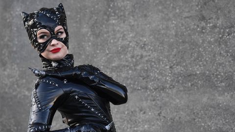 Eine "Catwoman"-Cosplayerin in einem Katzenkostüm aus schwarzem Leder