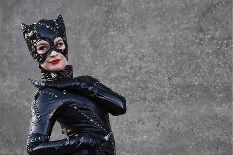 Eine "Catwoman"-Cosplayerin in einem Katzenkostüm aus schwarzem Leder