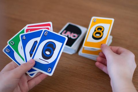 Jemand spielt Uno, ein Kartenspiel von Hersteller Mattel