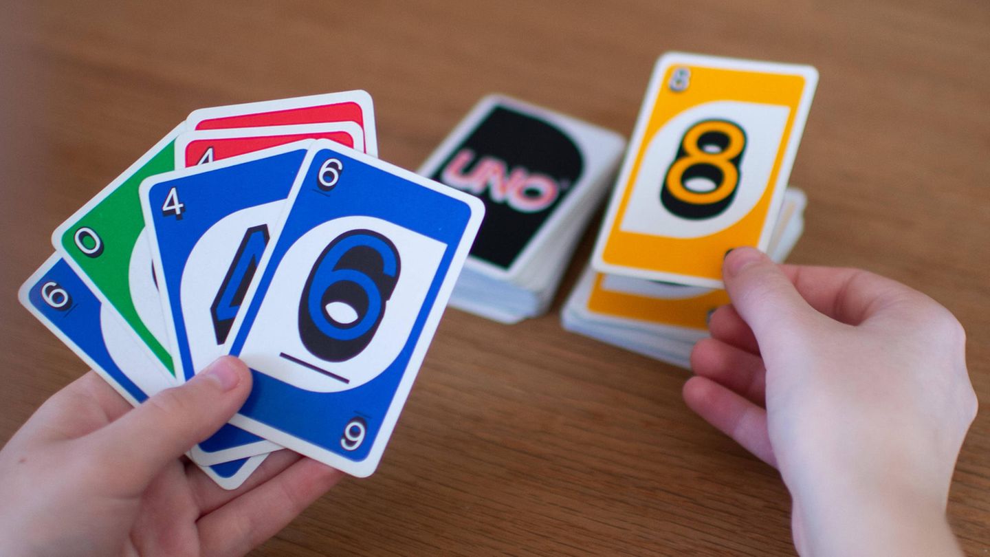 Jemand spielt Uno, ein Kartenspiel von Hersteller Mattel
