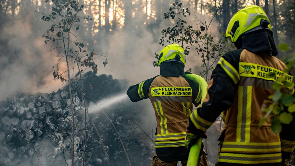 Feuerwehr löscht Holzstapelbrand bei Kleinmachnow