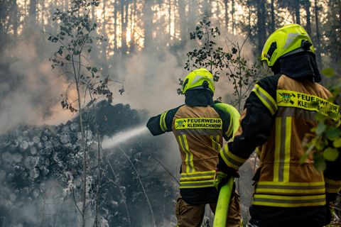 Feuerwehr löscht Holzstapelbrand bei Kleinmachnow