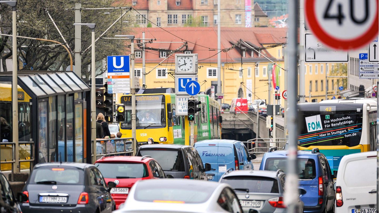 Die baden-württembergische Landeshauptstadt führt das Ranking der Städte mit den höchsten Einnahmen für geparkte Autos an. 41,22 Euro pro Einwohner nimmt die Stadt durchschnittlich pro Einwohner durch Parkgebühren und Knöllchen ein. 