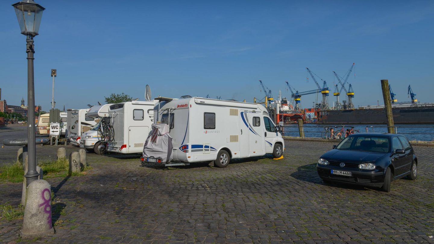 Platz 2: Hamburg Einige Parkfläche in Hamburg sind wahrlich malerisch, wie diese hier am Fischmarkt auf St. Pauli. Aber eben auch oftmals teuer. Die Hansemetropole freut das: 40,65 Euro an Parkgebühren und Bußgeldern flossen im vergangenen Jahr pro Einwohner in die Kassen der Stadt. Eine Trendwende ist kaum zu erwarten. Es ist hinlänglich bekannt, dass Hamburg mittelfristig weg vom Auto und zu einer "Fahrradstadt" werden soll.