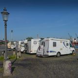 Einige Parkfläche in Hamburg sind wahrlich malerisch, wie diese hier am Fischmarkt auf St. Pauli. Aber eben auch oftmals teuer. Die Hansemetropole freut das: 40,65 Euro an Parkgebühren und Bußgeldern flossen im vergangenen Jahr pro Einwohner in die Kassen der Stadt. Eine Trendwende ist kaum zu erwarten. Es ist hinlänglich bekannt, dass Hamburg mittelfristig weg vom Auto und zu einer "Fahrradstadt" werden soll. 