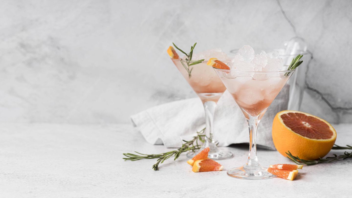 Zwei Getränke in einem Cocktailglas.