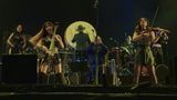Doch wie inzwischen jedes Jahr sind neben eisenharten Klängen auch harmonischere Acts zugegen: Hier die Two Steps From Hell.