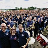 Und zum Trost für alle, die es aufgrund der Wetterumstände nicht mehr aufs Gelände geschafft haben, spielten die Wacken-Firefighters – ein Musikzug der Freiwilligen Feuerwehr – auf einem Flugplatz in der Nähe, auf dem kurzerhand ein Notcamp für einige der Gestrandeten eingerichtet wurde.