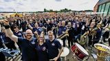 Und zum Trost für alle, die es aufgrund der Wetterumstände nicht mehr aufs Gelände geschafft haben, spielten die Wacken-Firefighters – ein Musikzug der Freiwilligen Feuerwehr – auf einem Flugplatz in der Nähe, auf dem kurzerhand ein Notcamp für einige der Gestrandeten eingerichtet wurde.