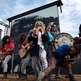 Die Marching-Band Blaas of Glory in Aktion. Auch der Hit Ace of Spades von Motörhead durfte in ihrem Repertoire – besonders in diesem Jahr – nicht fehlen, wurde doch am Mittwochnachmittag ein Teil der Asche von Frontmann Lemmy Kilmister verstreut und eine neue Lemmy-Bar in Wacken eröffnet.