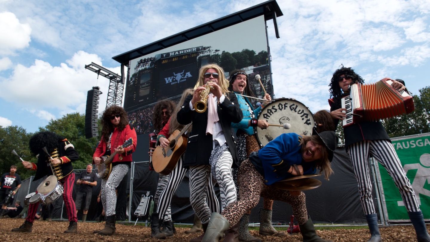 Die Marching-Band Blaas of Glory in Aktion. Auch der Hit Ace of Spades von Motörhead durfte in ihrem Repertoire – besonders in diesem Jahr – nicht fehlen, wurde doch am Mittwochnachmittag ein Teil der Asche von Frontmann Lemmy Kilmister verstreut und eine neue Lemmy-Bar in Wacken eröffnet.