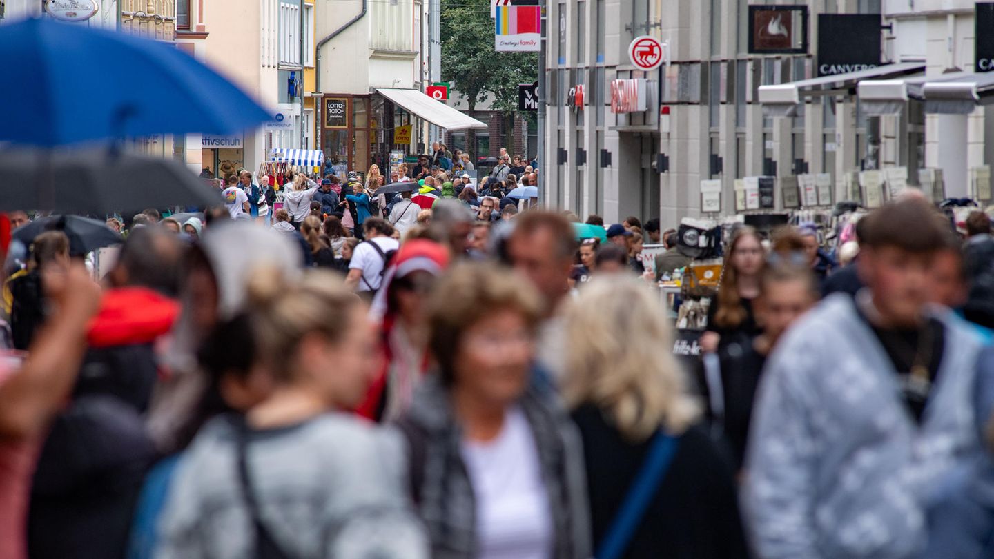Menschen auf einer Einkaufsstraße