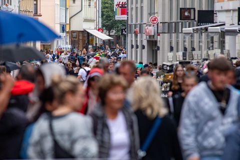 Menschen auf einer Einkaufsstraße