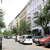 Auch in Berlin ist die Parkplatzsuche häufig ein Albtraum. Die Hauptstadt ist bezogen auf die absoluten Zahlen sogar Spitzenreiter, was die Einnahmen aus geparkten Fahrzeugen angeht. Knapp 114 Millionen Euro nahm die Stadt im vergangenen Jahr ein. In Relation bedeutet das: 30,98 pro Einwohner und somit Platz 5 im Ranking.