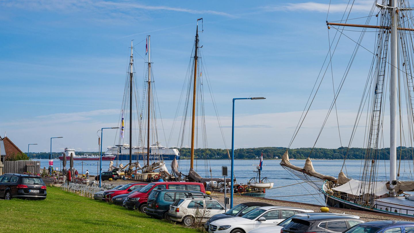 Platz 10: Kiel In Kiel finden sich wie hier an der Kieler Förder tatsächlich noch einige Orte, an dem man sein Auto abstellen kann, ohne dafür zu bezahlen. Nett für die Autofahrer, die Einnahmen der Stadt drückt dies aber. Durchschnittlich 21,02 Euro pro Einwohner flossen im vergangenen Jahr in die Kassen.