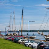 In Kiel finden sich wie hier an der Kieler Förder tatsächlich noch einige Orte, an dem man sein Auto abstellen kann, ohne dafür zu bezahlen. Nett für die Autofahrer, die Einnahmen der Stadt drückt dies aber. Durchschnittlich 21,02 Euro pro Einwohner flossen im vergangenen Jahr in die Kassen.