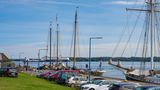 In Kiel finden sich wie hier an der Kieler Förder tatsächlich noch einige Orte, an dem man sein Auto abstellen kann, ohne dafür zu bezahlen. Nett für die Autofahrer, die Einnahmen der Stadt drückt dies aber. Durchschnittlich 21,02 Euro pro Einwohner flossen im vergangenen Jahr in die Kassen.