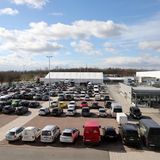 Auch in Erfurt sind Parkplätze begehrt. Erst 2021 wurden die Parkflächen am Messegelände erweitert. Die Einnahmen sind aber überschaubar: Durchschnittlich 19,79 Euro pro Einwohner flossen in die städtischen Kassen. 