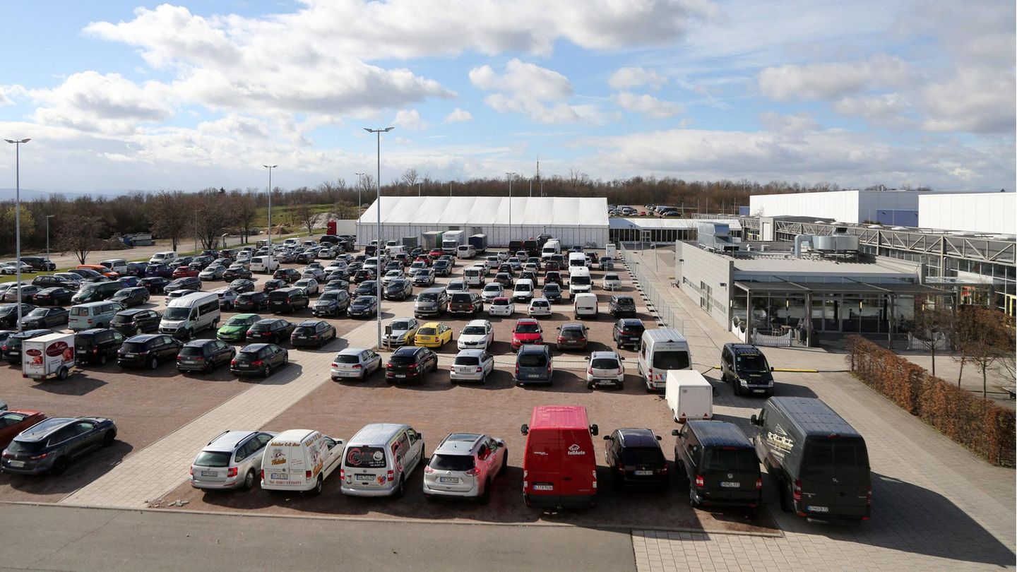 Auch in Erfurt sind Parkplätze begehrt. Erst 2021 wurden die Parkflächen am Messegelände erweitert. Die Einnahmen sind aber überschaubar: Durchschnittlich 19,79 Euro pro Einwohner flossen in die städtischen Kassen. 