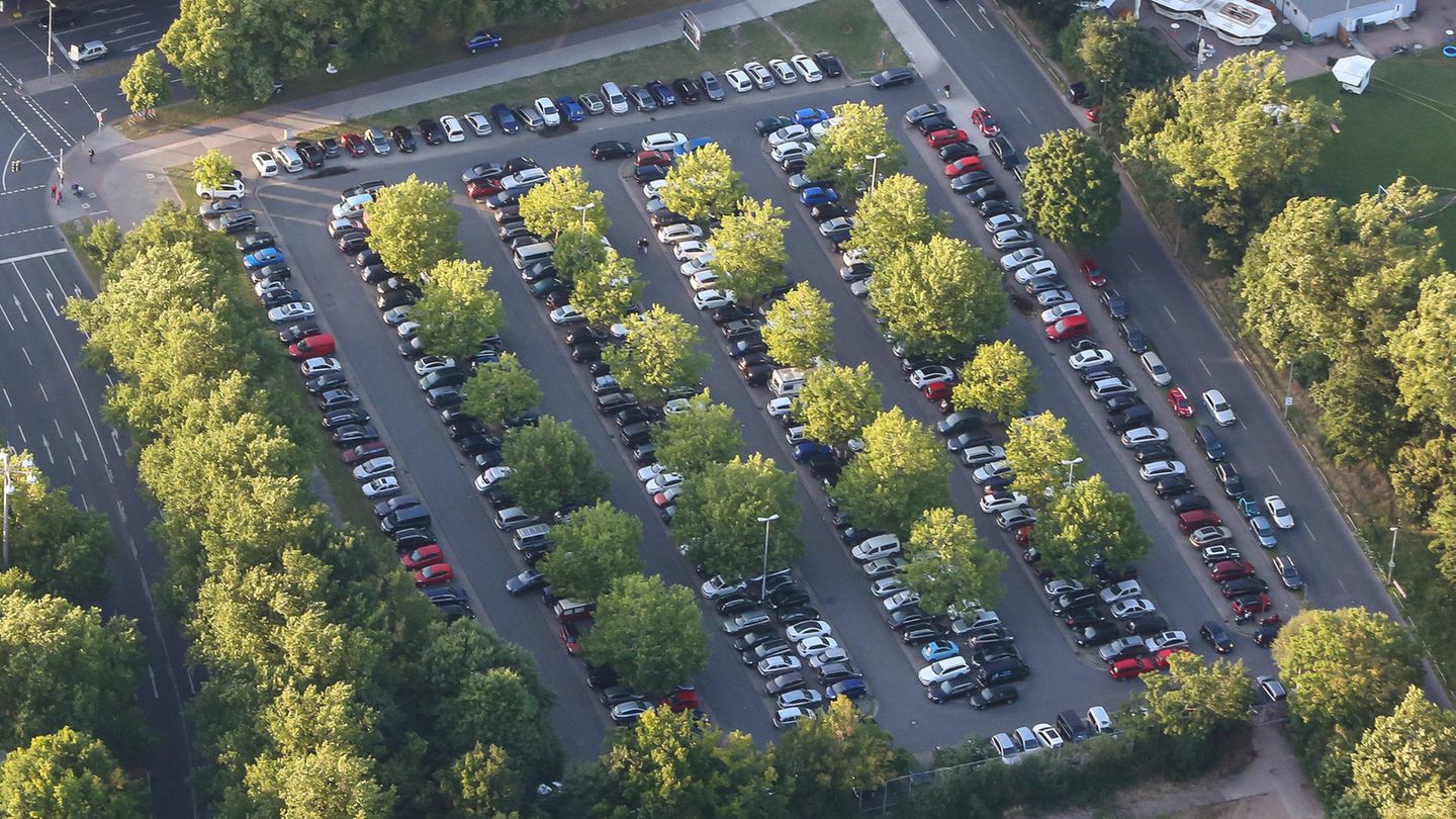 Platz 12: Hannover Ob am Stadion, am Bahnhof oder im Wohnviertel: Wer in Hannover einen Parkplatz braucht, muss oftmals lange suchen. Viele Gebiete in der Innenstadt sind mittlerweile Einwohnerparkplätze. Das spiegelt sich auch in den Parkeinnahmen der Stadt wider. 19,18 nahm die Landeshauptstadt Niedersachsens vergangenes Jahr durchschnittlich pro Einwohner ein.