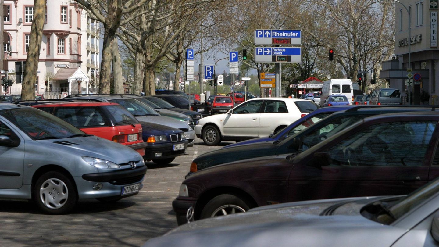 Platz 14: Mainz Auf den Straßen mag es auch in Mainz oftmals voll sein, für Parker ist die Landeshauptstadt von Rheinland-Pfalz aber geradezu paradiesisch: Nur knapp acht Euro pro Einwohner nahm die Stadt durchschnittlich im vergangenen Jahr ein. Und das nicht ohne Grund: Etwa das Anwohnerparken ist mit 30 Euro jährlich nach wie vor extrem günstig, E-Autos parken sogar umsonst.