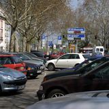 Auf den Straßen mag es auch in Mainz oftmals voll sein, für Parker ist die Landeshauptstadt von Rheinland-Pfalz aber geradezu paradiesisch: Nur knapp acht Euro pro Einwohner nahm die Stadt durchschnittlich im vergangenen Jahr ein. Und das nicht ohne Grund: Etwa das Anwohnerparken ist mit 30 Euro jährlich nach wie vor extrem günstig, E-Autos parken sogar umsonst.