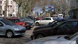 Auf den Straßen mag es auch in Mainz oftmals voll sein, für Parker ist die Landeshauptstadt von Rheinland-Pfalz aber geradezu paradiesisch: Nur knapp acht Euro pro Einwohner nahm die Stadt durchschnittlich im vergangenen Jahr ein. Und das nicht ohne Grund: Etwa das Anwohnerparken ist mit 30 Euro jährlich nach wie vor extrem günstig, E-Autos parken sogar umsonst.
