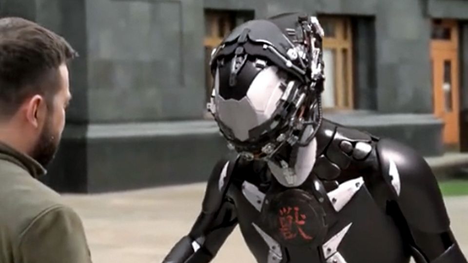Selenskyj begrüßt humanoiden Roboter – was hinter dem Video steckt