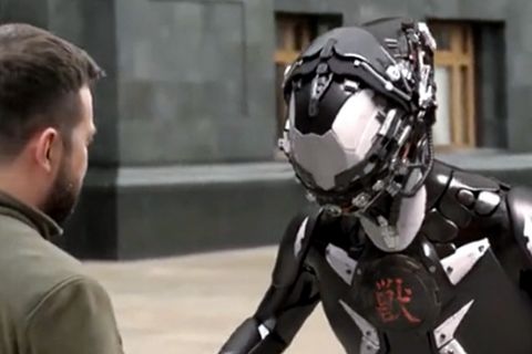 Selenskyj begrüßt humanoiden Roboter – was hinter dem Video steckt