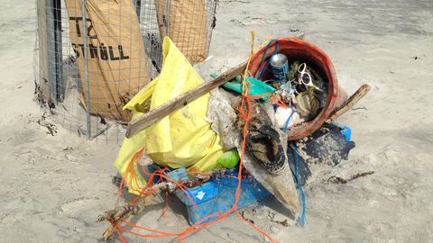 Ein Haufen Plastikmüll und anderer Abfall am Strand von Sankt-Peter-Ording