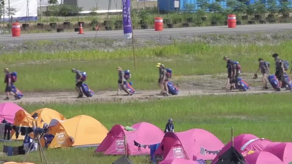 Video: Riesiges Pfadfinder-Zeltlager vor Evakuierung