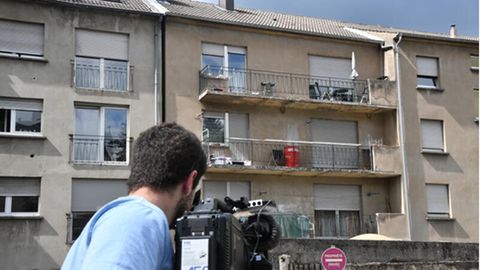 Frankreich, Forbach: Ein Kameramann filmt das Gebäude, in dem die Frau eines 55-jährigen deutschen Staatsangehörigen nach vermutlich mehreren Jahren Gefangenschaft in einer Wohnung gefunden wurde.