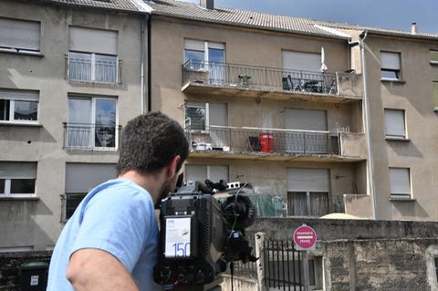 Frankreich, Forbach: Ein Kameramann filmt das Gebäude, in dem die Frau eines 55-jährigen deutschen Staatsangehörigen nach vermutlich mehreren Jahren Gefangenschaft in einer Wohnung gefunden wurde.