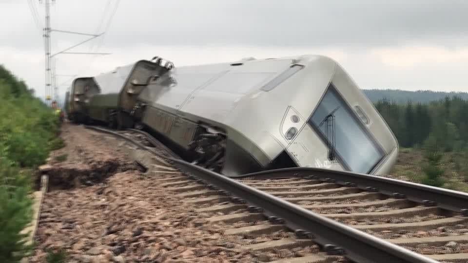 Video: Bahngleise unterspült, Zug entgleist: "Hans" schiebt Regen und Gewitter über Skandinavien