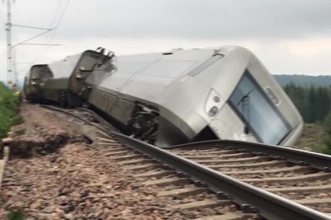 Video: Bahngleise unterspült, Zug entgleist: "Hans" schiebt Regen und Gewitter über Skandinavien