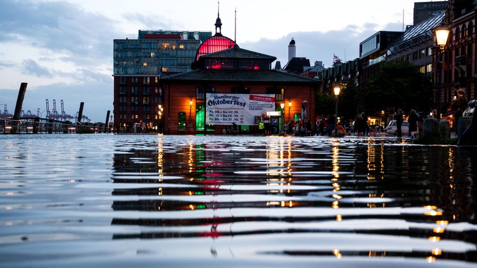 Das Wasser der Elbe schwappte am Montagabend über die Kaikanten am Hamburger Fischmarkt
