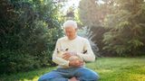 Senior mit Katze