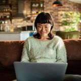 Frau guckt Katzenvideos